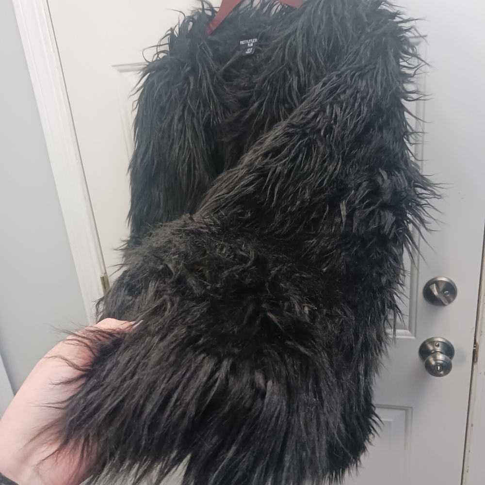 Plus Size PrettyLittleThing Black Faux Fur Coat - Picture 8 of 10